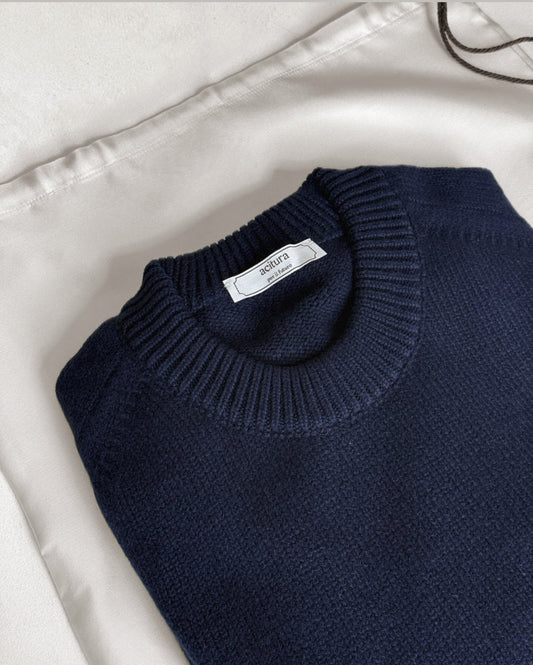 heavy cashmere sweater in blue on silk dust bag